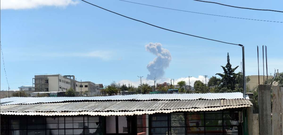 Hongo de ceniza y gases emitido por el coloso. Imagen tomada desde la parroquia Atocha, en Ambato. Foto: Roberto Ch&aacute;vez / EL TEL&Eacute;GRAFO 
