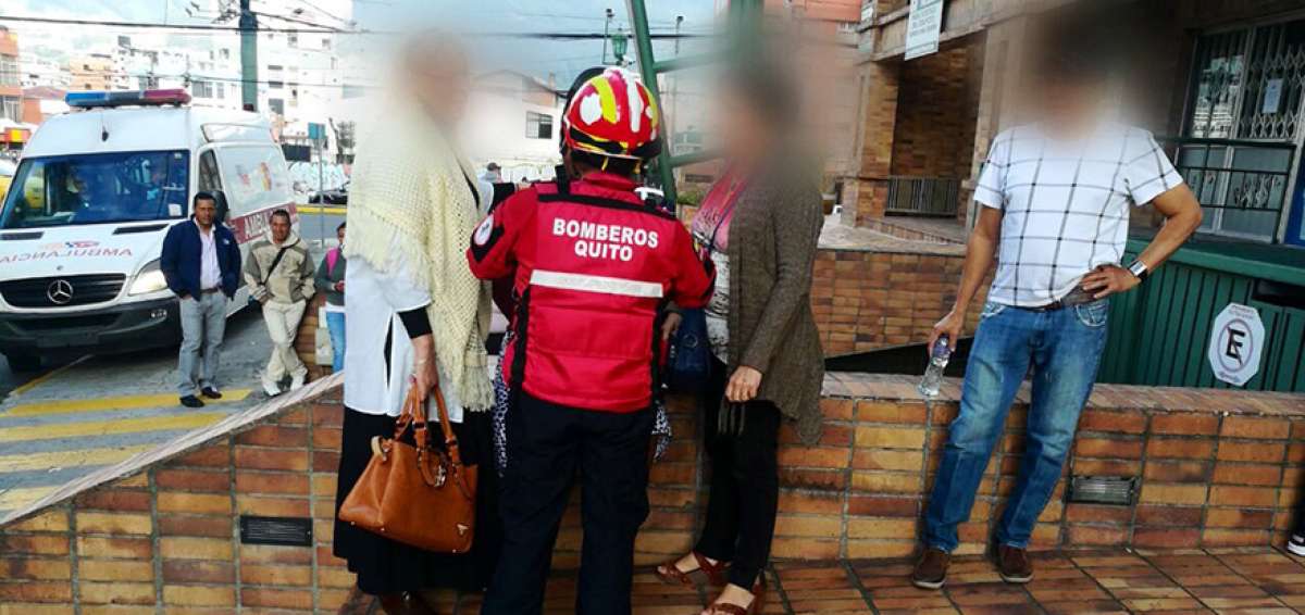 Los bomberos evacuaron a los habitantes del edificio San Ferm&iacute;n, mientras continuaban las labores de evaluaci&oacute;n de la fuga de gas ocurrida.