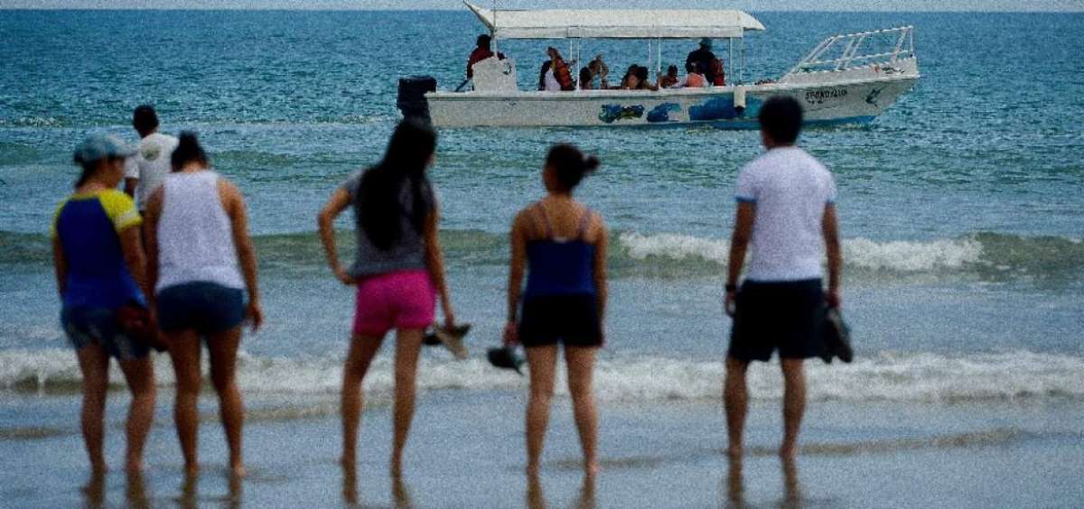 Las playas de Manta recibieron a turistas que aprovecharon el d&iacute;a soleado para caminar por la arena o realizar paseos a bordo de embarcaciones que ofertan ese servicio. 