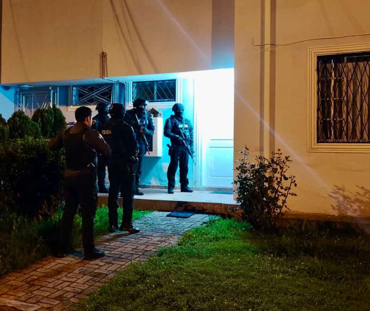 Agentes fiscales y policiales intervinieron varios inmuebles durante el operativo coordinado en tres provincias.