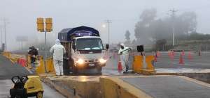 En el peaje de Machachi, provincia de Pichincha, se fumiga manualmente los transportes de carga y livianos, para evitar la propagaci&oacute;n del coronavirus.