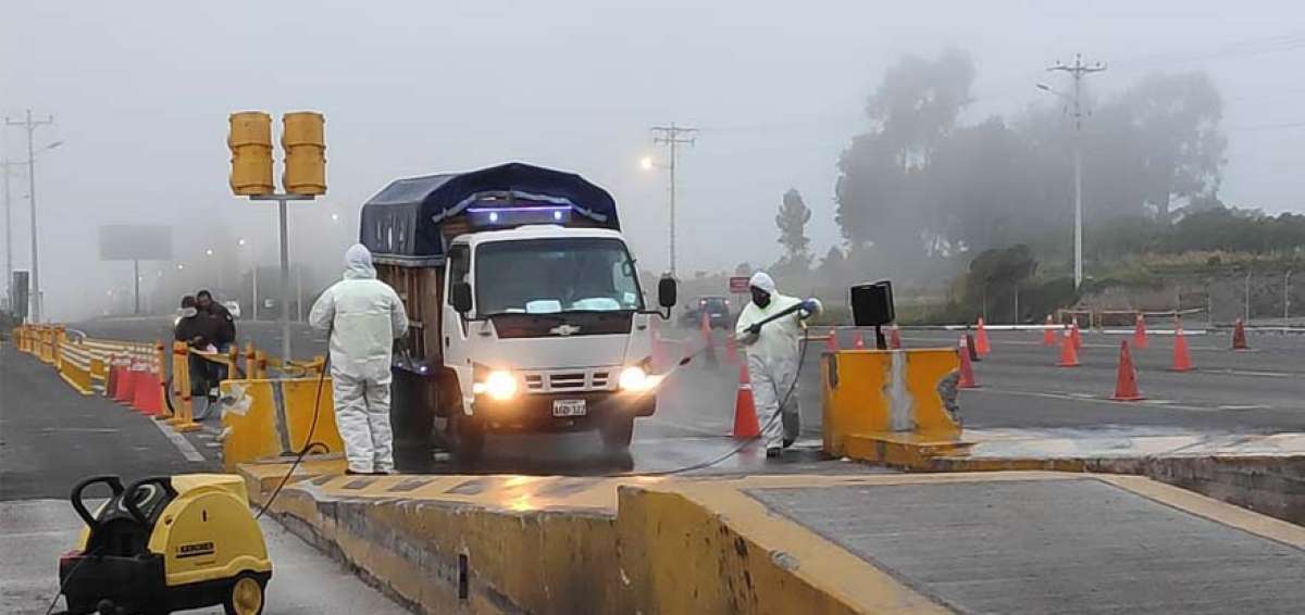 En el peaje de Machachi, provincia de Pichincha, se fumiga manualmente los transportes de carga y livianos, para evitar la propagaci&oacute;n del coronavirus.