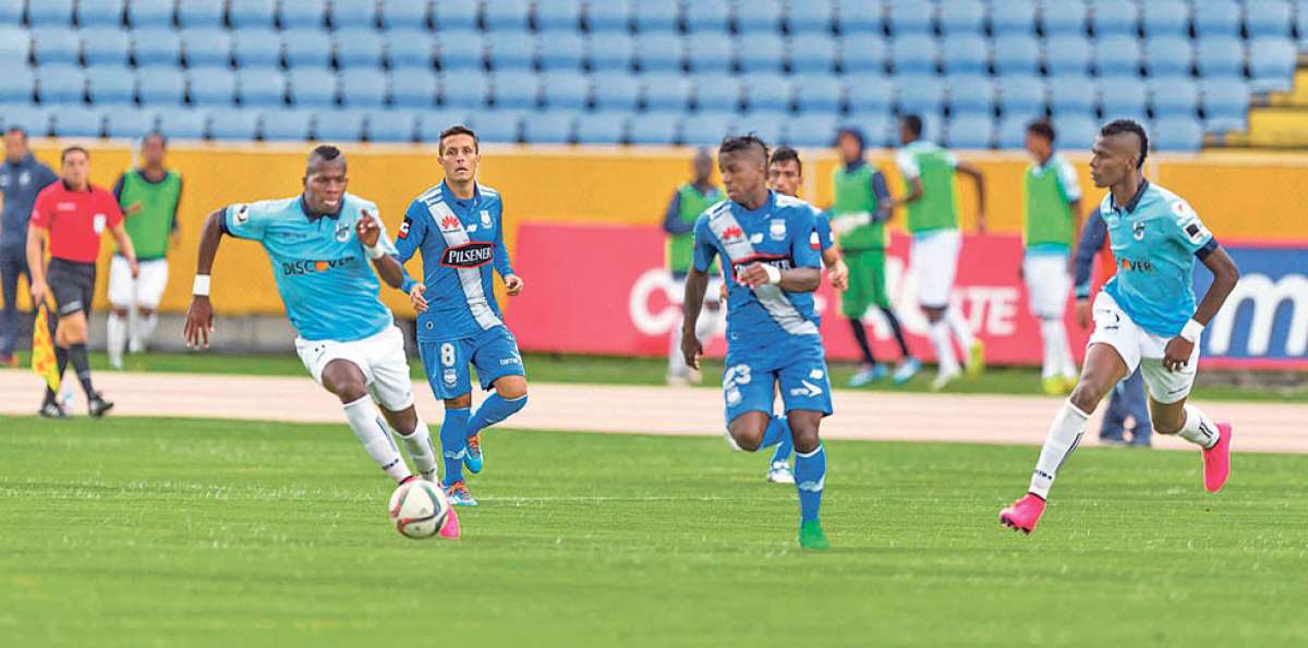 Miler Bola&ntilde;os se lleva la pelota ante la marca de Jesi Godoy (izq.), de Universidad Cat&oacute;lica. Foto: John Guevara / El Tel&eacute;grafo