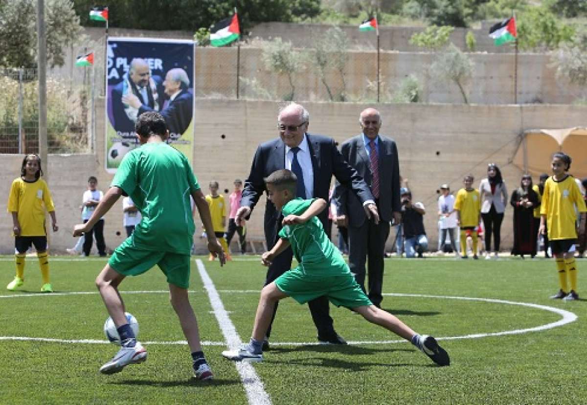 El presidente de la FIFA comenz&oacute; el martes un viaje a Israel y a los Territorios palestinos para dirigir lo que &eacute;l mismo llam&oacute; una "misi&oacute;n" de paz. Foto: AFP