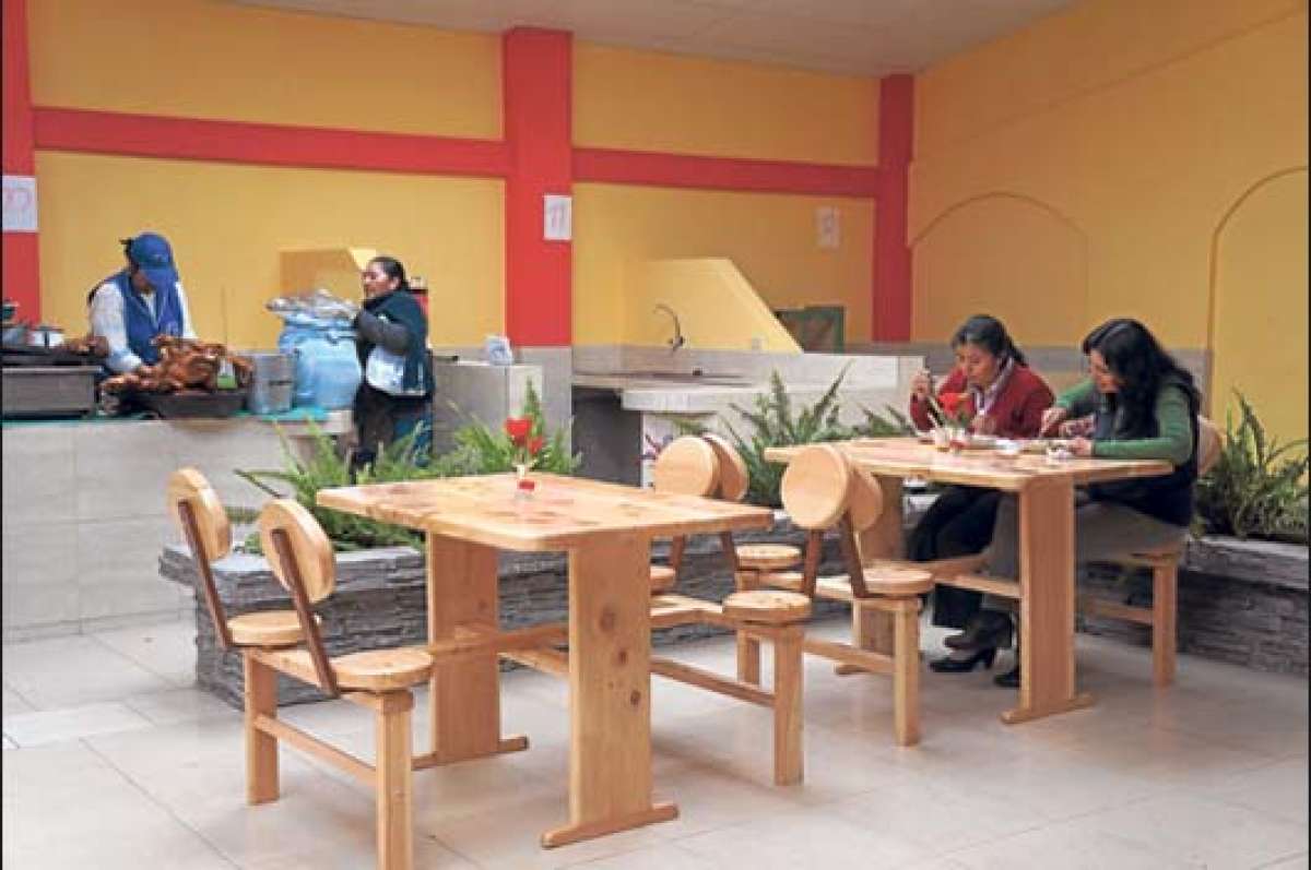 Los turistas notan los cambios y las mejor&iacute;as en el mercado Juan Montalvo, de Saquisil&iacute;. Foto: Janeth Osorio.