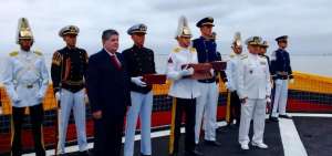 Armada del Ecuador realiz&oacute; ceremonia de "Botadura de cenizas" de las banderas en la rada de Salinas