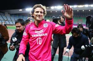 Forl&aacute;n marc&oacute; su primer gol en As&iacute;a desde 40 metros (VIDEO)