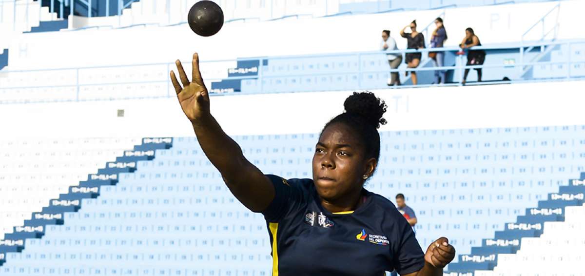 Seneida Rodr&iacute;guez realiza un lanzamiento de la bala durante un entrenamiento en la pista del estadio Modelo.