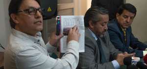 Fernando Villavicencio (i), Ramiro Garc&iacute;a (c) y Gonzalo Realpe (d) durante la rueda de prensa efectuada en el Colegio de Abogados de Pichincha.