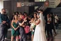 En redes sociales, los internautas deseaban éxitos a la pareja que se tomó fotos en el Metro de Medellín.