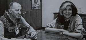 Juan Goytisolo (1931-2017) y Susan Sontag (1933-2004), en Sarajevo, en junio de 1993. La foto es de Gervasio S&aacute;nchez y aparece en el libro de Alfonso Armada.