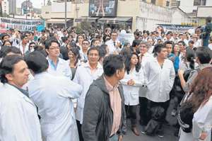 Cerca de 200 galenos llegaron al edificio de la Judicatura (norte de Quito) para escuchar la interpretaci&oacute;n de la CNJ sobre el art&iacute;culo 146. FOTO: JOHN GUEVARA 