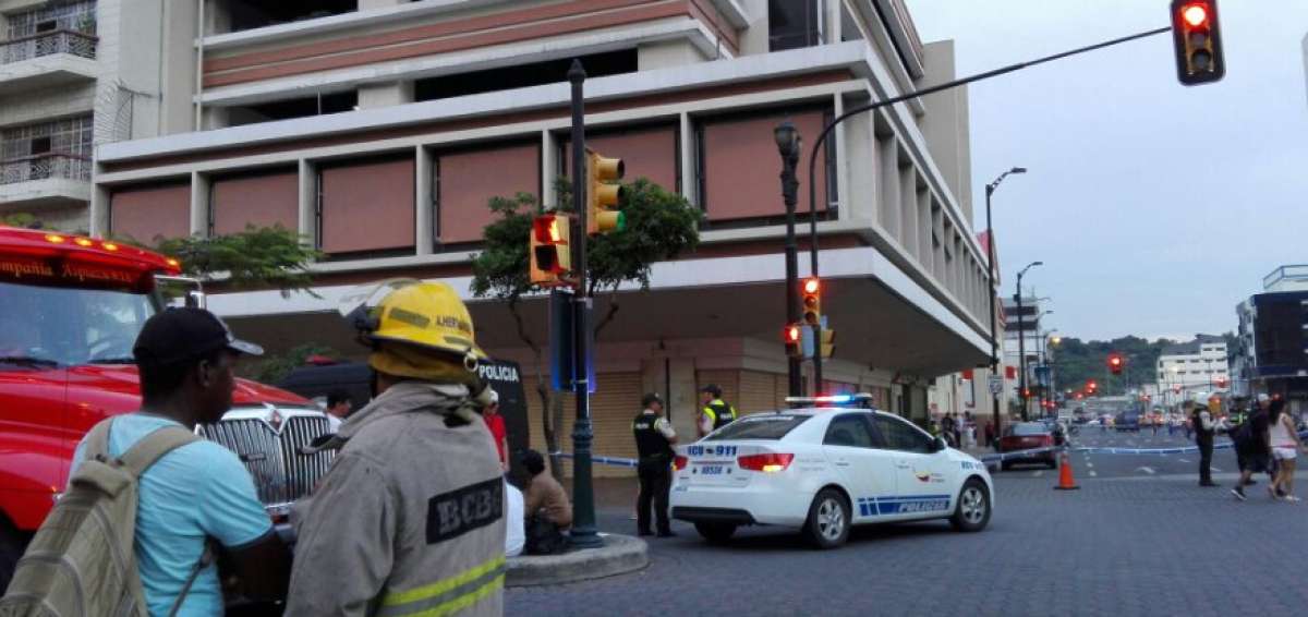 La avenida Quito estuvo cerrada por cerca de una hora, mientras la Polic&iacute;a inspeccionaba el edificio Induautos. 