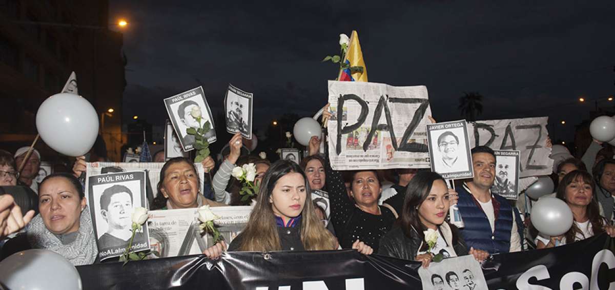 Nos faltan 3. El jueves, los familiares, amigos y colegas de los 3 periodistas asesinados marcharon por la paz, desde el parque El Ejido hasta la Plaza de San Francisco.