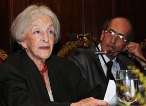 Con 91 a&ntilde;os, Vitale es considerada una de las grandes maestras de la literatura latinoamericana viva. Foto: Presidencia de Uruguay 