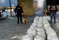 Según la Policía, ese cargamento de droga tenía como destino España. 