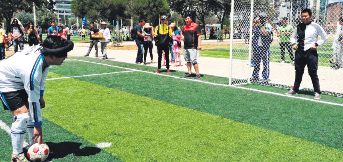 El f&uacute;tbol en medio de la oscuridad