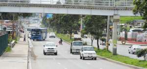 En la llamada Circunvalaci&oacute;n Sur, de Cuenca, se levantaron cinco puentes peatonales pero muy pocos los utilizan.