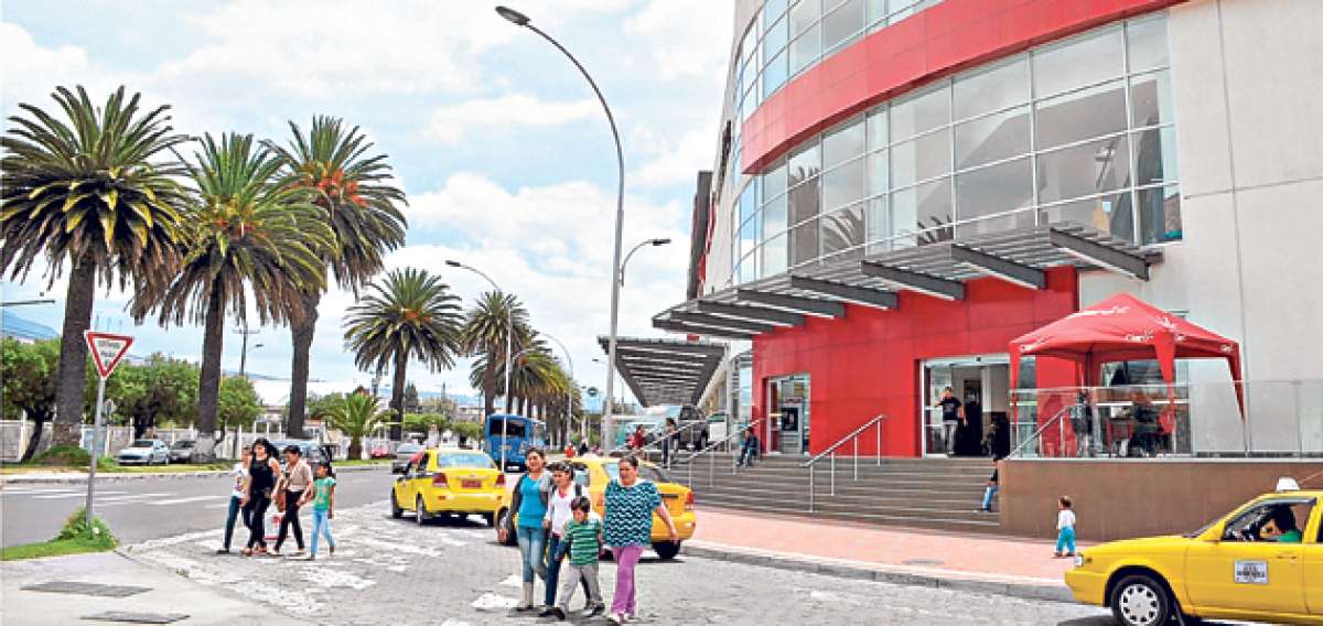 Este sector era tranquilo antes de la inauguraci&oacute;n del centro comercial, el m&aacute;s grande de Ibarra. Frente a este lugar se ubican un colegio y varias viviendas. Foto: Carlos Jimenez / El Tel&eacute;grafo