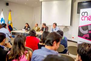 Juan Mart&iacute;n Cueva anunci&oacute; el nombre de los ganadores junto a algunos miembros del jurado. Foto: Fernando Sandoval / El Tel&eacute;grafo