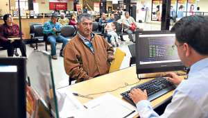 Personas con discapacidad, adultos mayores y mujeres jefas de hogar pueden acceder al beneficio una vez comprada su situaci&oacute;n de vulnerabilidad. Foto: Fernando Machado/ El Telegrafo