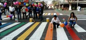 Quito pinta pasos de cebra arco&iacute;ris para promocionar la diversidad en el amor
