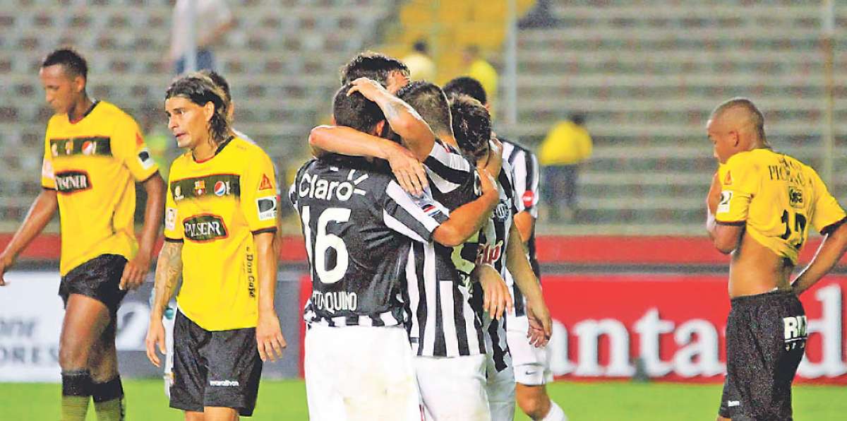 La felicidad de los jugadores paraguayos, luego del gol, contrasta con la impotencia de los de Barcelona. Foto: Cortes&iacute;a