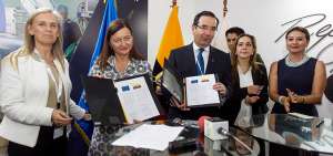 Marjeta Jager (c), funcionaria europea, y Juan Carlos Cassinelli (der.), en la firma de la carta de cooperaci&oacute;n.