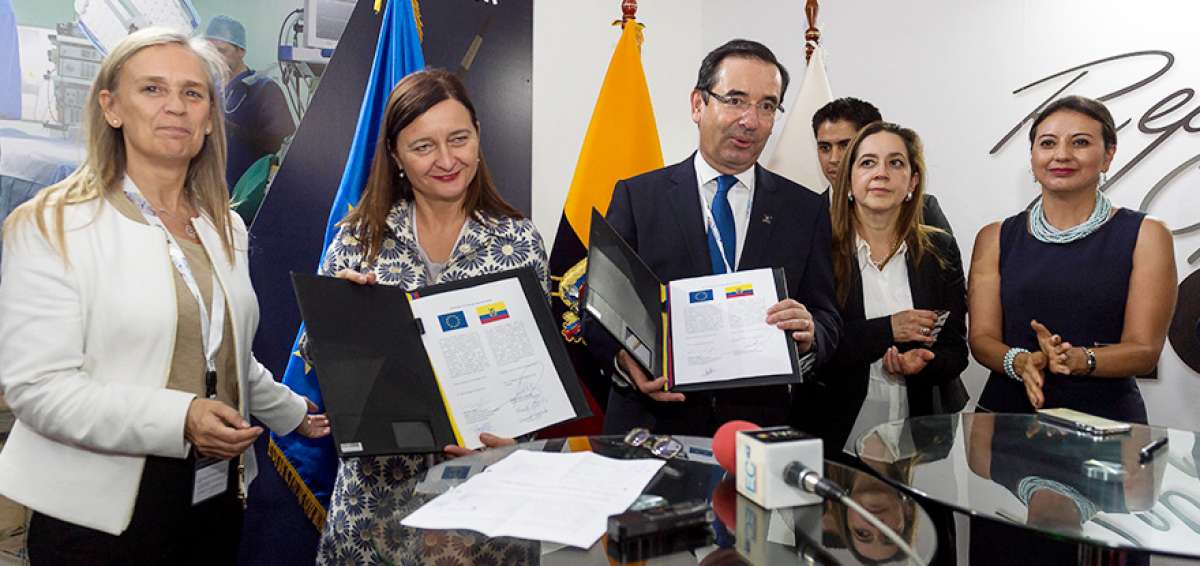Marjeta Jager (c), funcionaria europea, y Juan Carlos Cassinelli (der.), en la firma de la carta de cooperaci&oacute;n.