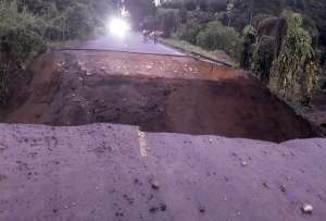Parte de la carretera se desprendió