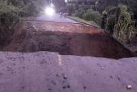 Parte de la carretera se desprendió