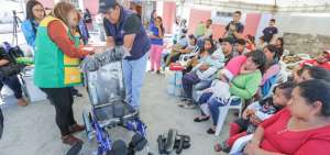 Las brigadistas de Las Manuelas entregaron ayudas a personas con discapacidad.