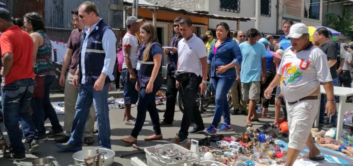 Operativo en Cisne 2 busca combatir el microtr&aacute;fico y la venta irregular de art&iacute;culos