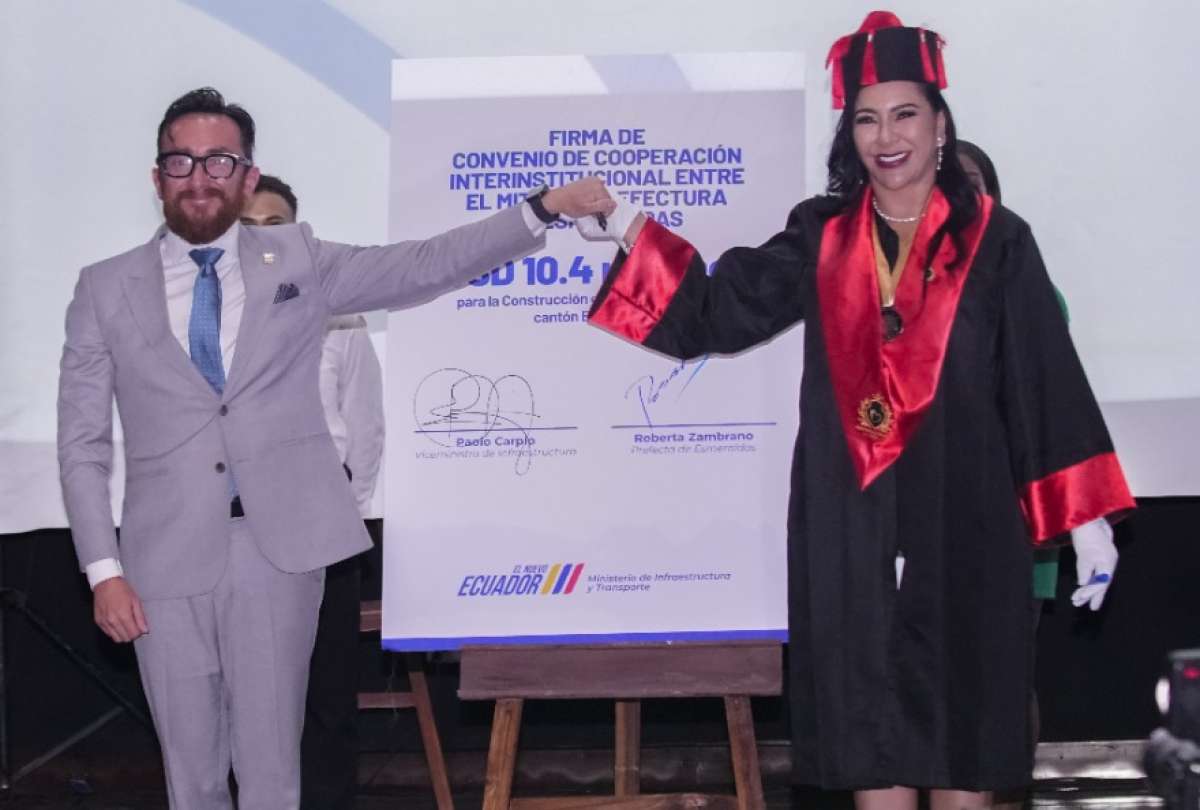 El viceministro de Infraestructuira, Paolo Carpio firmó el acuerdo con la prefecta Roberta Zambrano. 