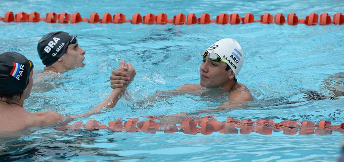 Emanuel Llanos (der.) gan&oacute; ayer una medalla de oro en 100 metros mariposa y una de plata en 50 metros libres.