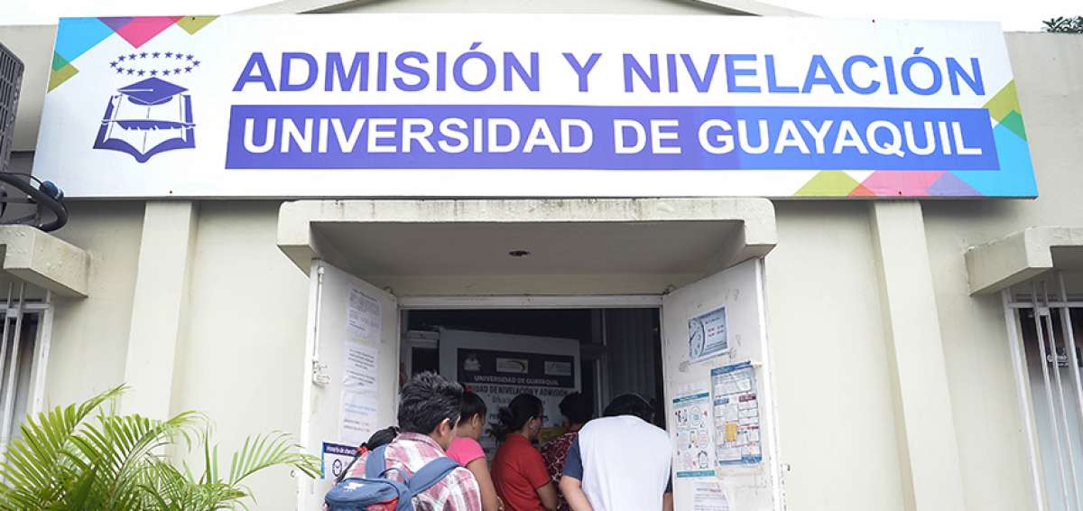 Los estudiantes que postularon por un cupo en la Universidad de Guayaquil se acercaron al departamento de admisiones para pedir informaci&oacute;n.