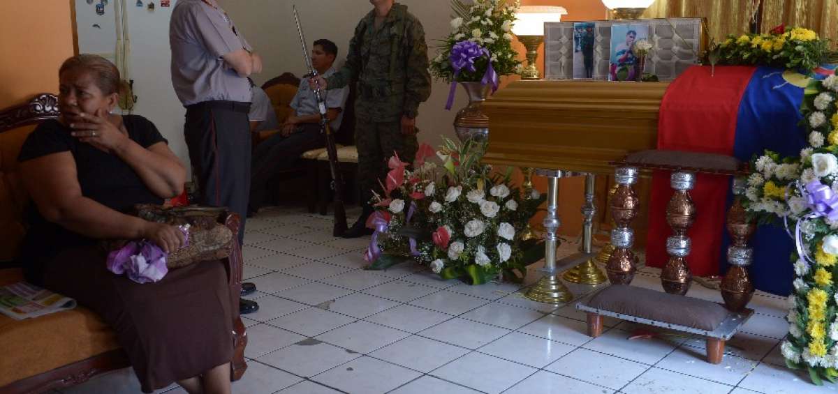 En la vivienda, ubicada en la  M y la 24, se levant&oacute; la capilla ardiente en honor al joven militar Dalton Holgu&iacute;n.