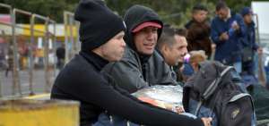 Inmigrantes venezolanos esperan respuesta de las autoridades para ingresar a Ecuador sin pasaporte, por la zona fronteriza con Colombia.
