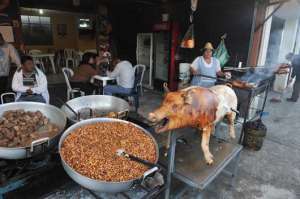 Sancocho, fritada, cascarita, hornado, cuy, mote pillo y choclos son algunos de los platos t&iacute;picos que hacen parte de la gastronom&iacute;a cuencana. Foto: Jos&eacute; Luis Llivisaca.