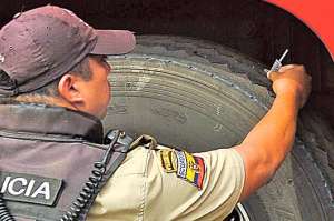 Agentes revisan los buses en Manta  