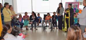 Los ni&ntilde;os, adolescentes, padres y familiares en el acto de inauguraci&oacute;n del a&ntilde;o escolar 2018-2019 en el hospital del IESS en el puerto de Manta.