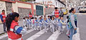 &rarr;Los menores aprenden con sus docentes sobre la importancia de la seguridad vial para prevenir accidentes. En el establecimiento se realizan simulacros.