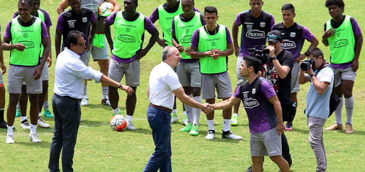 Richard Espinosa (centro de blanco) saluda a Mat&iacute;as Oyola, capitan de Barcelona.  