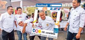 Desde la izquierda: Luis P&eacute;rez, Cl&eacute;ver Tigre, Cl&eacute;ver Soria, &Aacute;ngel Armas y Jefferson S&aacute;nchez demuestran su camarader&iacute;a en la feria de panaderos.  