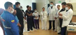 En el hospital b&aacute;sico Sigchos, Cotopaxi, trabajadores de la salud se re&uacute;nen diariamente y actualizan el flujograma de manejo de pacientes sospechosos de covid-19.