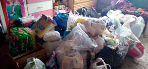 El pasado 6 de agosto, un grupo de voluntarios entreg&oacute; ropa, v&iacute;veres y juguetes para Eli y su madre, que ahora viven en Cotopaxi.