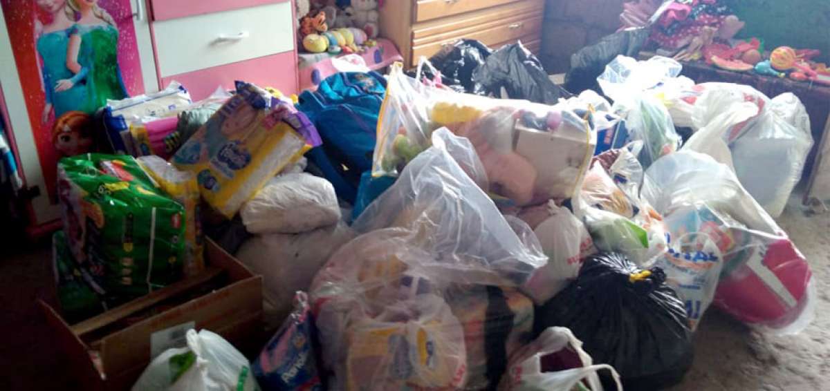 El pasado 6 de agosto, un grupo de voluntarios entreg&oacute; ropa, v&iacute;veres y juguetes para Eli y su madre, que ahora viven en Cotopaxi.