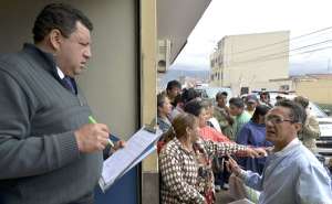 Vicente P&eacute;rez, director de Mercados del Cabildo, supervisa el ingreso de los mercaderes. FOTO: ROBERTO CHAVEZ