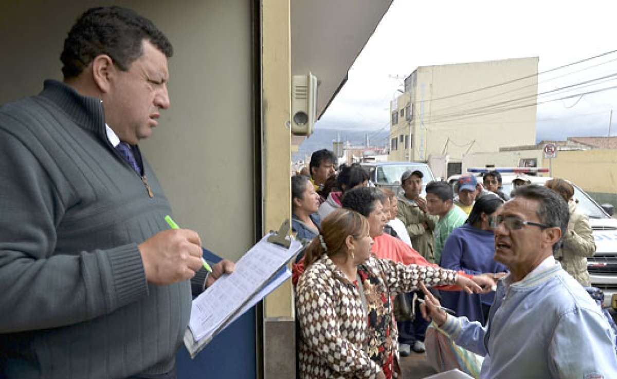 Vicente P&eacute;rez, director de Mercados del Cabildo, supervisa el ingreso de los mercaderes. FOTO: ROBERTO CHAVEZ