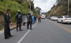 En el sector de Mayasquer a pocos metros de la l&iacute;nea de frontera, los manifestantes bloquearon la circulaci&oacute;n vehicular. 